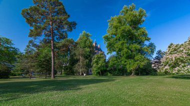 Kraliyet av kalesi Fontainbleau zaman atlaması yeşil parkı ve çimenliği olan hiperhız. Fontainebleau Sarayı - Fransa 'nın en büyük kraliyet şatolarından biri, UNESCO Dünya Mirası Bölgesi.