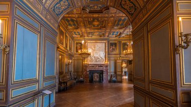 Fransa 'nın Fontainebleau şehrinde Fransız kralların ve imparator Napoleon' un vatanı olan Chateau de Fontainebleau zamanının mimari detayları. Kemerli oda