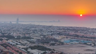 Gün batımında Dubai sahil şeridinin panoraması ve havadan görünümü, Birleşik Arap Emirlikleri. Yukarıdan evler ve villalar