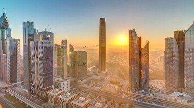 Sabah Dubai silueti üzerinde Gündoğumu, şehir merkezi nin simgesel zaman atlamalı havadan üst görünümü. Ünlü bakış açısı, sisli hava. Birleşik Arap Emirlikleri