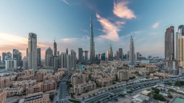 Dubai şehir merkezi silueti Burj Halife ve diğer panoramik manzaralı Dubai, Birleşik Arap Emirlikleri. Geleneksel ve modern binalar. Çevre yolunda trafik ve gün batımından sonra çeşmeler