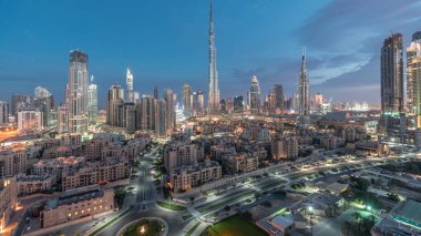 Dubai Şehir Merkezi 'nin ufuk çizgisi gece gündüz Burj Halife ve diğer gökdelenlerle Dubai' deki panoramik manzara, Birleşik Arap Emirlikleri. Daire yolunda trafik var. Modern ve geleneksel binalar.