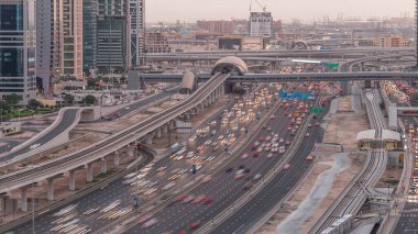 Dubai Marina ve Jlt gökdelenlerini, Dubai 'deki Şeyh Zayed yolunun hava görüntüsü gece gündüz geçiş zamanlarını çevreledi. Tramvaylı trafik, köprüler ve metro hattı. Birleşik Arap Emirlikleri