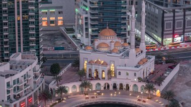 Dubai Marina ve Mohammed Bin Ahmed Almulla Camii 'nin modern konut mimarisi. Günbegün geçiş zamanı, Birleşik Arap Emirlikleri. Bir yolda gezinti ve trafik