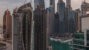 Dubai Marina 'daki çeşitli gökdelenlerin ve kulelerin havadan görünüşü. Kentsel ufuk çizgisindeki modern binalar