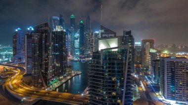Dubai Marina konutlarının ve deniz kenarındaki gökdelenlerin hava görüntüsü. Yüzen tekneler ve yatlar