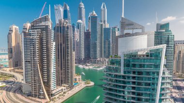 Dubai Marina yerleşim yerlerinin ve deniz kenarındaki gökdelenlerin havadan görüntüsü. Yüzen tekneler ve yatlar