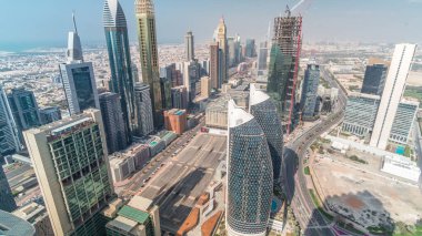 Şeyh Zayed Yolu ve Difc hava saati binalarının Dubai, Bae hareketli gölgeler ile tüm gün boyunca skyline görünümü. Finans merkezi ve şehir merkezinde modern kuleler ve gökdelenler