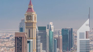 Sheikh Zayed Road ve Difc'nin Dubai, Bae'deki binalarının ufuk çizgisi görünümü. Finans merkezi ve şehir merkezinde modern kuleler ve gökdelenler