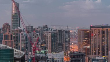 Dubai Marina, Birleşik Arap Emirlikleri 'nde gökdelenleri ve Jumeirah göl kulelerini aydınlatmıştır. Yolda trafik vardı.