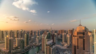 Dubai Marina gökdelenleri ve Jumeirah göl kuleleri Birleşik Arap Emirlikleri 'nin en üst düzey sabah saatlerinden gündoğumunda panoramik manzara. Yollarda trafik