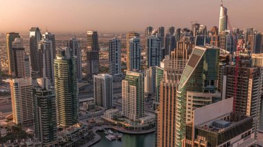 Dubai Marina gökdelenleri ve Jumeirah göl kuleleri Birleşik Arap Emirlikleri 'nin en tepedeki sabah saatlerinden gün doğumunda görülür. Yollarda trafik
