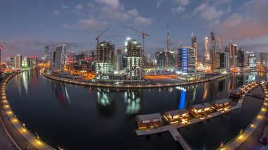 Gündoğumunda gökdelenler ve güzel sahil saatleri ile Skyline Business Bay, Dubai, Birleşik Arap Emirlikleri 'nde hava değişimi. Gölgeler hızlı hareket eder