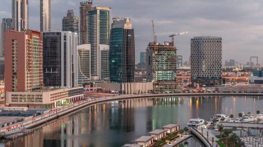 Lüks gökdelenleri ve sudaki villaları olan modern bir şehir. Gece-sabah geçişi sırasında Dubai, Birleşik Arap Emirlikleri 'nde havadan zamana geçiş.