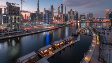 İnşaat halindeki gökdelenlerin hava panoramik görüntüsü. Vinçler ve villalar, iş sahası ve şehir merkezi, Dubai, Birleşik Arap Emirlikleri zaman çizelgesi.