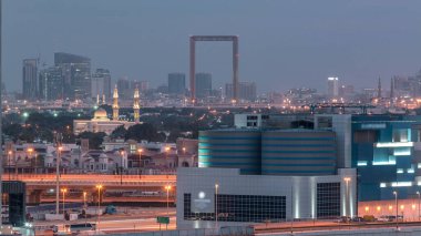 Zabeel bölgesinden sabah geçişine kadar. Gökdelenlerin ve caminin hava manzarası İş Körfezi, Dubai, Birleşik Arap Emirlikleri zaman çizelgesi