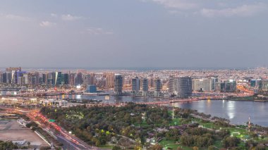 Aydınlatılmış yollar ve gökdelenlerin pencerelerinden panoramik manzara Dubai Deresi ve Deira, Birleşik Arap Emirlikleri 'ndeki Timelapse Hava Geçidi