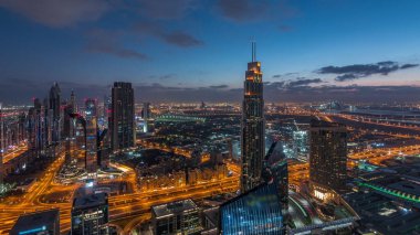 Dubai Uluslararası Finans Merkezi semt, gece den gündüze geçiş saati ne zaman ışıklı modern gökdelenler ile. Gün doğumundan önce sokaklarda trafik ile Downtown havadan görünümü