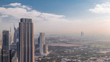 Modern gökdelenler timelapse ile Dubai Uluslararası Finans Merkezi ilçe. Sokaklarda trafik ile Downtown havadan görünümü