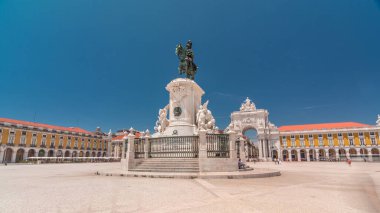 Portekiz, Lizbon 'da Ticaret Meydanı (Praca do Comercio) hipervanesi. Terreiro do Paco, Kral 1. Jose 'nin heykeli ile meydanı Augusta Caddesi' ne bağlayan kemer arka tarafta..