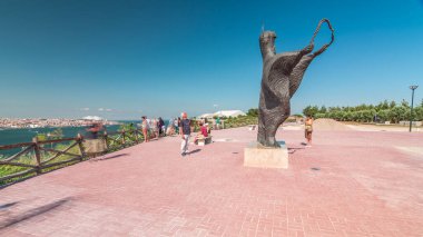 Kral İsa 'nın Sığınağı' nın önünde Bakire Meryem 'in zaman atlaması heykeli. Lizbon. Portekiz. Bakış açısına göre şehir manzarası