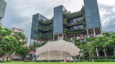 Hong Lim Parkı zaman atlaması bazı çalılar ve arka planda teraslı bahçeleri olan büyük bir ağaçla kaplı. Gün batımından önce akşam
