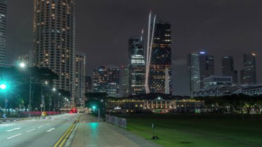 Singapur Rekreasyon Kulübü ve arka plandaki gökdelenler ile gökyüzü çizgisi. Gökyüzündeki yeşil çimenler ve bulutlar