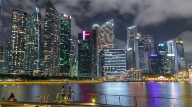 Marina Körfezi 'ndeki Business Financial Downtown City ve Skyscrapers Tower Building gece vakti hızlandırılmış sürat, Singapur, City Landmark ve Business Finans Bölgesi Merkezi' ne yansıdı