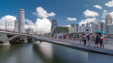 Esplanade Köprüsü yakınlarındaki Esplanade Köprüsü 'nün arkasındaki Esplanade Tiyatrosu' nda trafik saatleri aşırı hızlandı. Singapur gökdelenleri arka planda gökdelenler