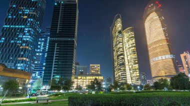 Abu Dabi 'deki gökdelenler gece vakti gökdelenler hiperhızlandırılmış, Birleşik Arap Emirlikleri. Aydınlatılmış modern kulelerle Corniche 'den görüntü