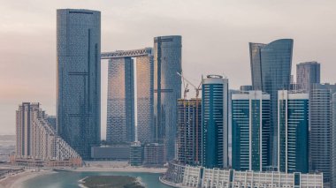 Abu Dabi 'deki Al Reem Adası' ndaki gökdelenler. Al Reem Adası 'ndan sabah sisli bir hava manzarası