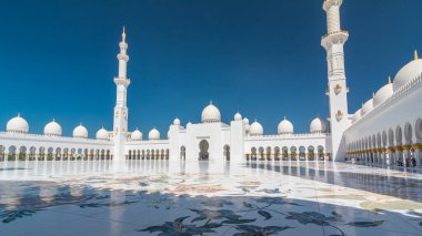 Birleşik Arap Emirlikleri 'nin başkenti Abu Dabi' deki Şeyh Zayed Büyük Camii zaman atlaması. İç avluda. Güneşli bir günde mavi gökyüzü