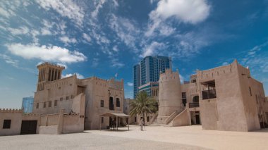 Ajman Müzesi 'ndeki tarihi kalede mavi gökyüzü, Birleşik Arap Emirlikleri ile hızlandırılmış zaman atlaması. Arka planda modern kule