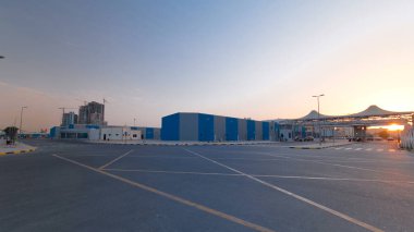 Ajman 'ın serbest zaman diliminde gün batımı. Girişteki kapı. Ajman, Birleşik Arap Emirlikleri 'nde Ajman Emirliğinin başkentidir..