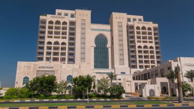 Ajman 'da 5 yıldızlı lüks bir otelin girişinde, UAE' nin Arap Körfezi turkuaz sularının yakınındaki bir yolda trafik vardı..