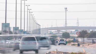 Ajman 'dan Dubai' ye kadar büyük bir şehirde yoğun trafik saatleri olan çöldeki karayolları. Ulaşım kavramı.