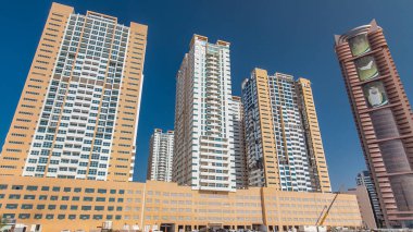 Ajman zaman ayarlı emirlik hiperhızlandırılmış modern yeni kuleler. Ajman 'ın yerleşim yeri ve ofis gökdelenleri olan şehir manzarası. Birleşik Arap Emirlikleri.