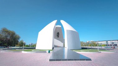 Onurlu Kahramanlar: Mangistau Savaş Anıtı Stela Timelapse Hiperlapse Sonsuz Alev 'de. Aktau, Kazakistan, Mangystau 'daki Büyük Vatansever Savaş Kahramanlarının Portreleri