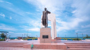 Aktau, Kazakistan 'daki Zhalau Mynbayev Timelapse Hiperlapse anıtı. Hazar Denizi ve Mavi Bulutlu Gökyüzü Sakin Bir Yaz Günü 'nde Saygıdeğer bir zemin oluşturdu