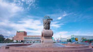 Astana Meydanı, Aktau, Kazakistan 'da yelkenli gemi heykeli zaman atlaması. Şehir Konseyi Arkaplan Olarak, Şehrin Kültürel Deniz Pelerini Açığa Çıkarılıyor