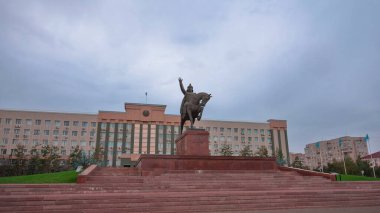 Abulkhair Khan Anıtı Timelapse Hiperlapse Aktobe City, Batı Kazakistan. Bulutlar Başımızın Üstünü Süpürüyor, Anıtı Kaplıyor Batı Kazak Mirası 'nın bir duvar halısıyla
