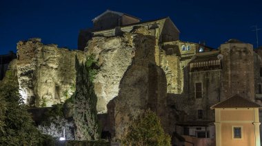 Albano Laziale, İtalya 'daki tarihi Terme di Caracalla' nın gece süreleri aşırı hızlanıyor. Bu mimari harikası antik duvarları içinde büyüleyici bir tarihi müzeye ev sahipliği yapıyor.