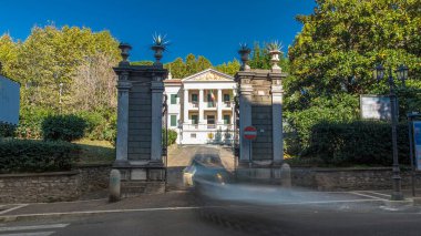 İtalya 'nın Picturesque Albano Laziale kentindeki kapıları ile Museo Di Villa Ferrajoli Front View' den Timelapse Hyperlapse. Charming Town Yollarındaki Trafiğin Ortasındaki Tarihi Müze