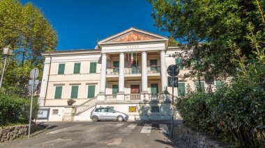 İtalya 'nın Picturesque Albano Laziale kentindeki Museo Di Villa Ferrajoli Front View' dan Timelapse Hyperlapse. Charming Town Yollarındaki Trafiğin Ortasındaki Tarihi Müze