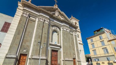 İtalya 'nın Albano Laziale kentindeki Duomo di San Pancrazio Martire' den Timelapse Hyperlapse. Güzel bir günde ön manzara, İtalyan Mirasının Parlaklığını Yakalıyor