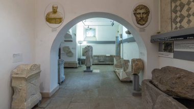 Albano Laziale, İtalya 'daki Museo Di Villa Ferrajoli' den Timelapse Hyperlapse. Çeşitli sergiler ve Zengin Anlatımlarla dolu Tarihi Müzenin İçini Keşfedin