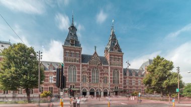 Rijksmuseum 'dan Hiperlapse, Amsterdam' daki müze meydanında ünlü bir turistik mekan. Hollanda Ulusal Müzesi, Hollanda sanat ve tarih zaman dilimine adanmıştır. Girişte yürüyen insanlar.