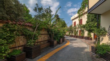 Antalya şehir timelapse hyperlapse eski geleneksel Türk evleri sokakta yürümek. Türkiye. Mavi bulutlu gökyüzü yaz gün