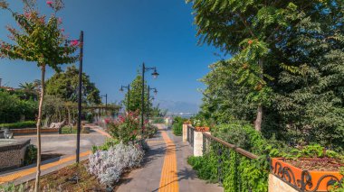 Meremerli park timelapse hyperlapse, eski liman ve Antalya Akdeniz manzaralı kayalık uçurum tepesinde yer alan. Parlak çiçek ve yeşil çimen