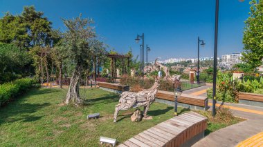 Meremerli park timelapse hyperlapse, eski liman ve Antalya Akdeniz manzaralı kayalık uçurum tepesinde yer alan. Parlak çiçek ve yeşil çimen